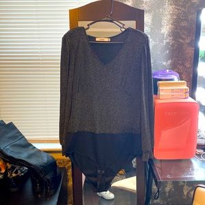 Stunning gold, white, and black bodysuit. Size 1x